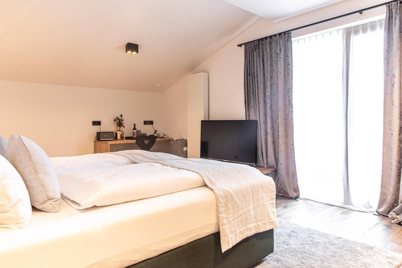Hotel & Appartements Alpenresidenz Viktoria Нойщифт им Щубайтал Екстериор снимка